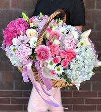 Композиция солнечный день в Ямской Цветочная композиция из Розы, Хризантемы, Пионы и Лизиантусы в корзине в Ямской
