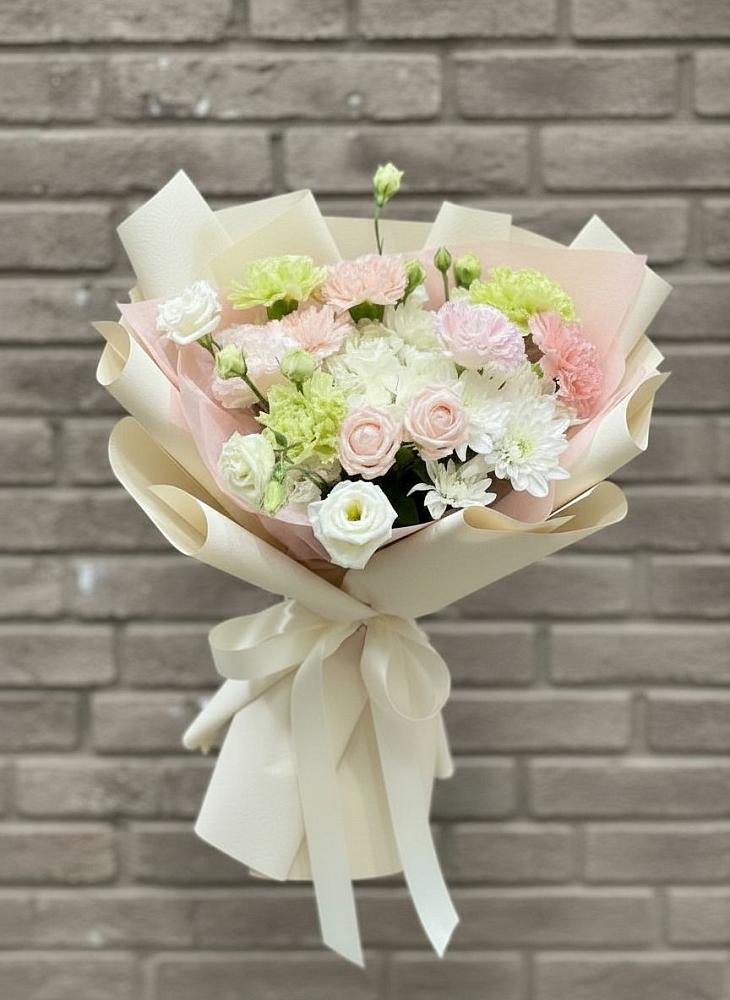 Букет цветов из: Гвоздики, Розы, Лизиантусы и Хризантемы в Ямской