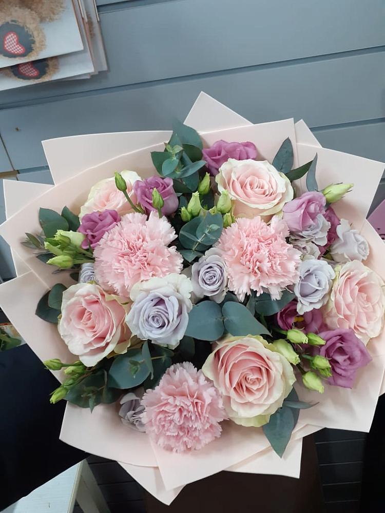 Букет цветов из: Розы, Гвоздики и Лизиантусы в Ямской